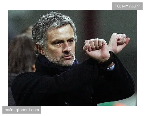 特写:里昂球迷在全新官方App“沉浸模式”下,通过手机AR观看球员热区图 特写:里昂球迷在全新官方App“沉浸模式”下,通过手机AR观看球员热区图